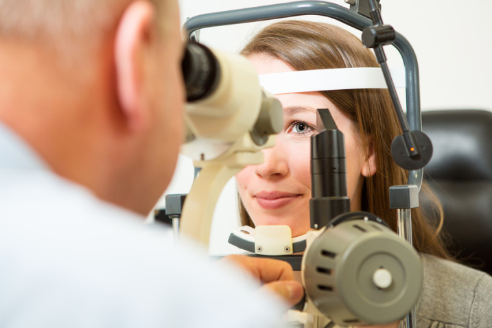Untersuchung bei Augenarzt mit Spaltlampe