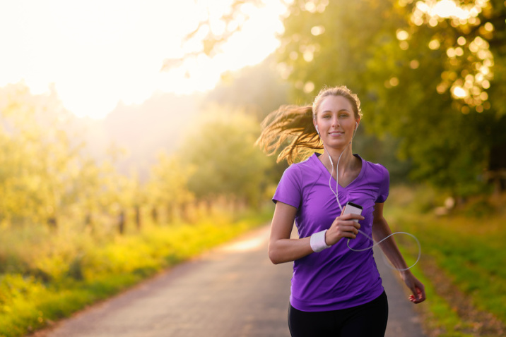 Sportliche Frau hört Musik beim Jogging