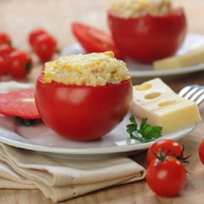 Pomidory-nadziewane-salatka-ryzowa