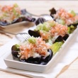 Salatka-Sushi-z-lososiem-wasabi-i-ogorkiem